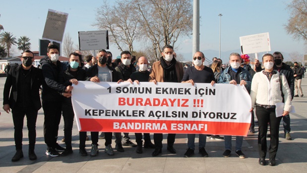 Bandırma Cumhuriyet Meydanında toplanan