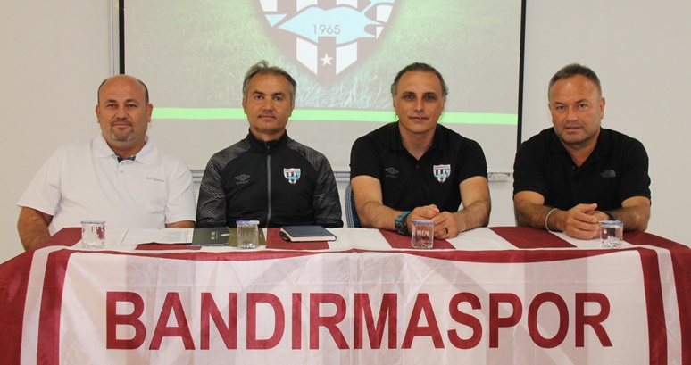 Bolu Kampında gazetecilerin sorularını