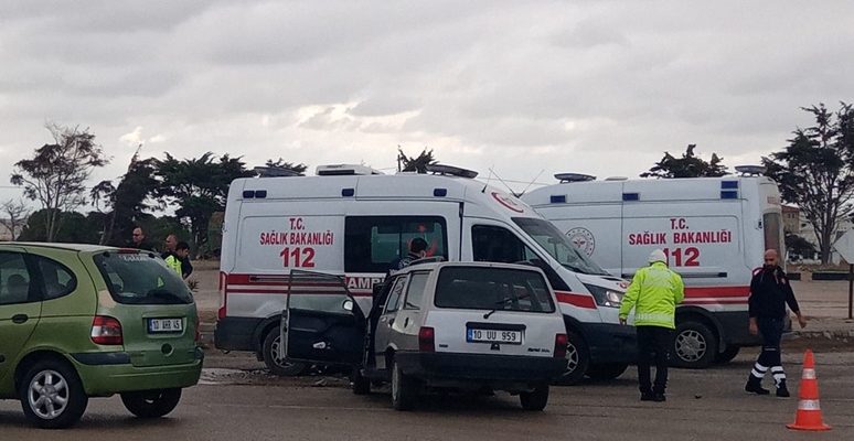 Otomobil ambulansa çarptı:3 yaralı