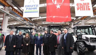 Bakan Varank, Gönen’de traktör fabrikasını ziyaret etti