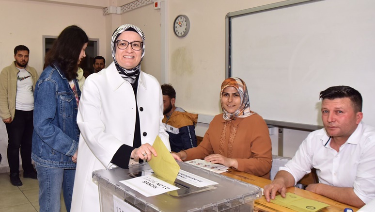 AK Partili vekil adayları bu okullarda oylarını kullandı