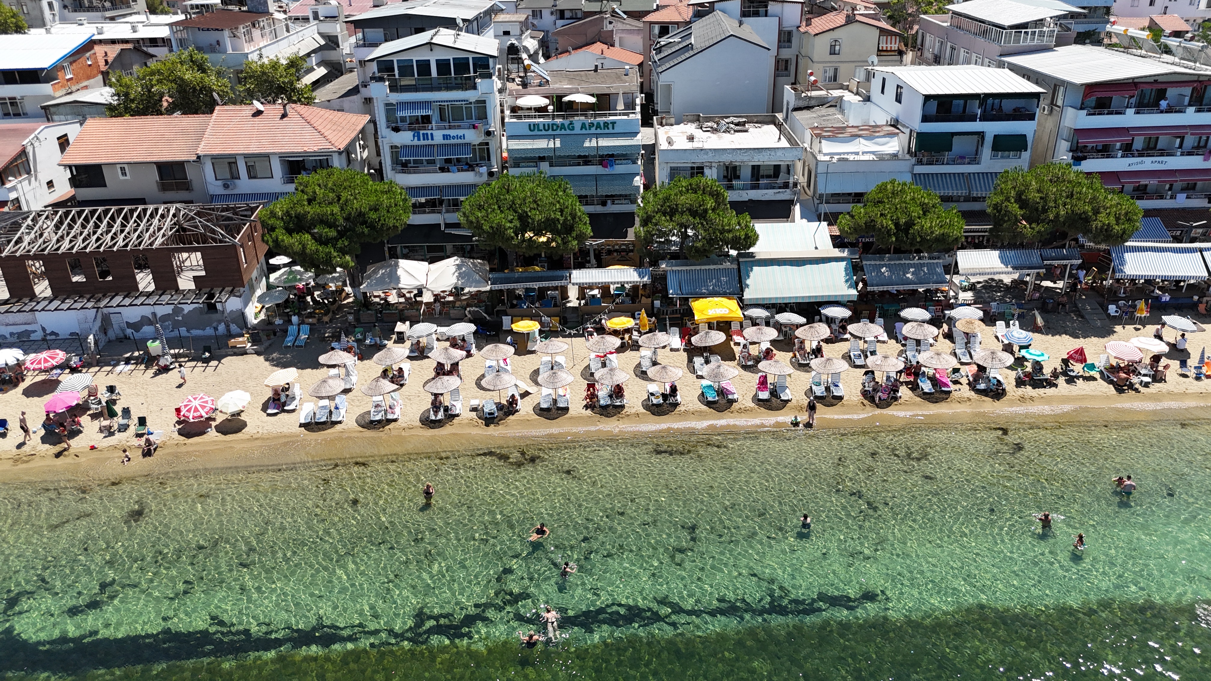 DOLDU, TAŞTI! PLAJLARDA ADIM ATACAK YER KALMADI