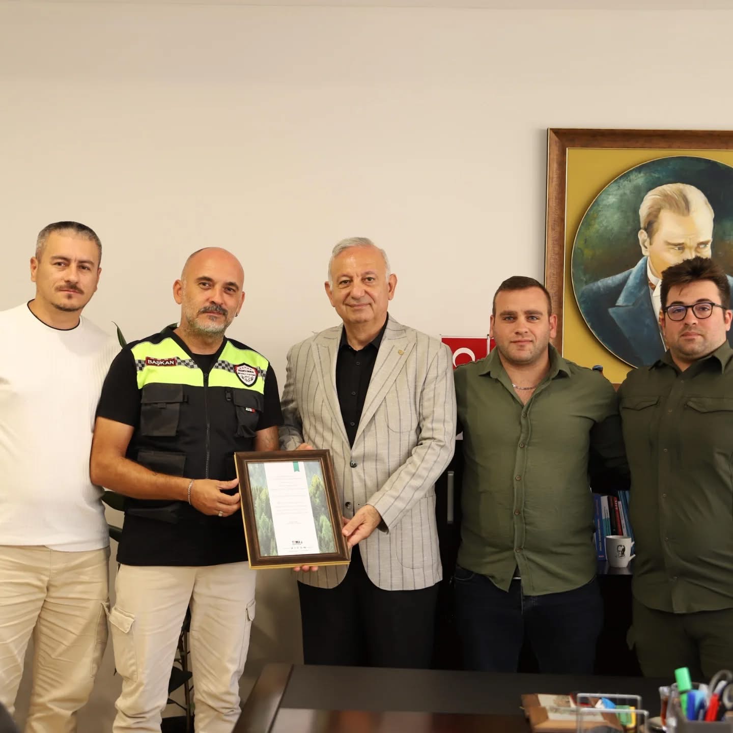 BAŞKAN NİYAZİ YELOĞLU’NA PLAKET VERİLDİ