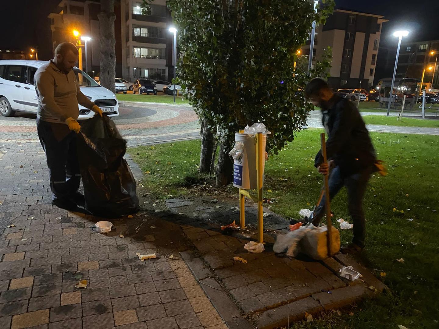 parklarda hızlı temizlik çalışması