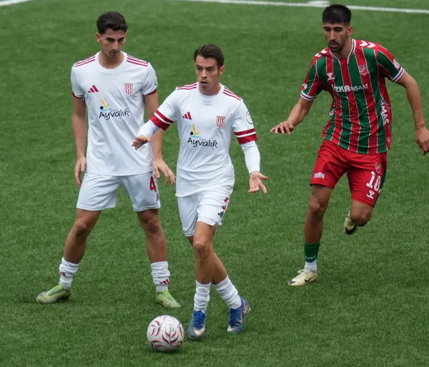 TFF 3’üncü Lig 2’nci Grup’ta Ayvalıkgücü Belediyespor kendi sahasında Karşıyaka